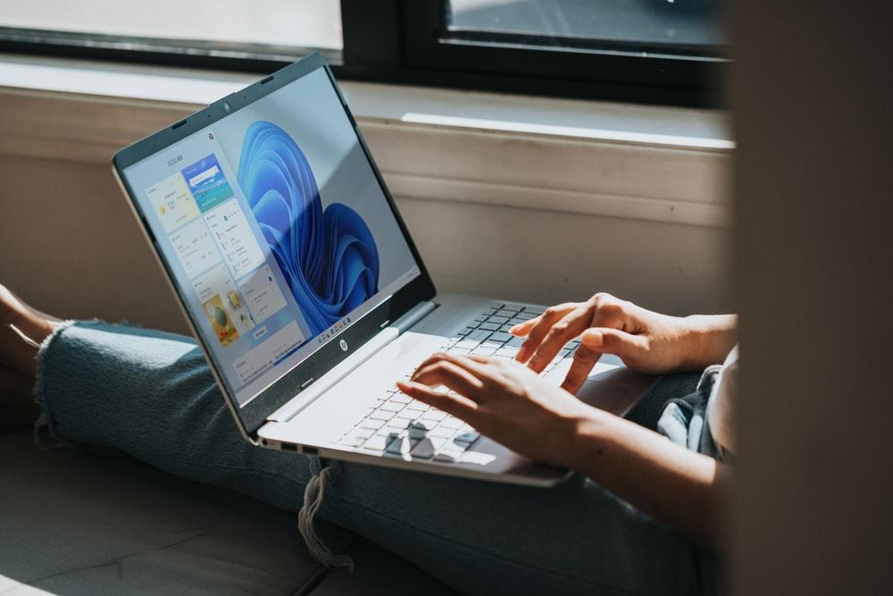 a person using a computer with Windows 11 SE